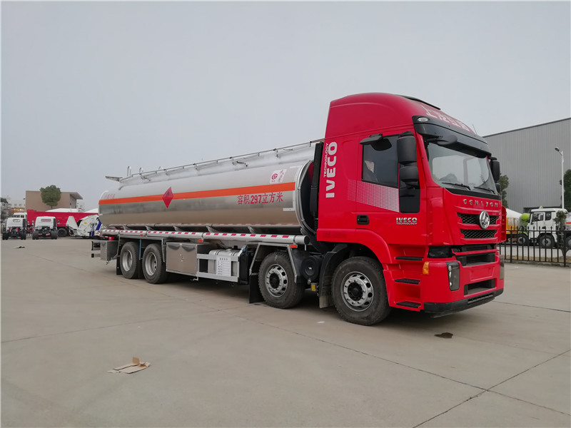 上汽紅巖29.7方前四后八鋁合金運(yùn)油車，20噸運(yùn)油車