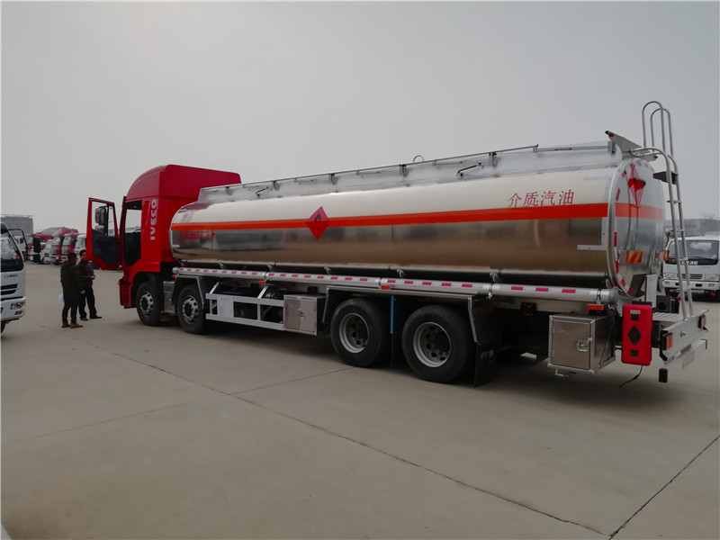 上汽紅巖29.7方前四后八鋁合金運(yùn)油車，20噸運(yùn)油車