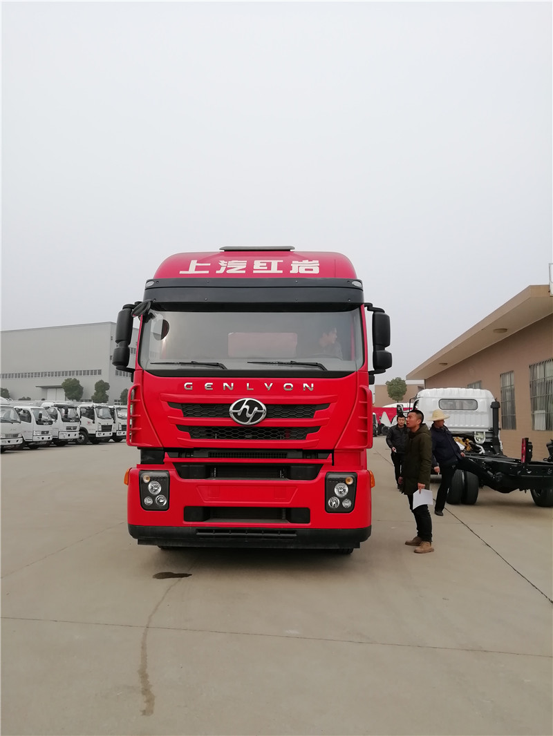 上汽紅巖29.7方前四后八鋁合金運(yùn)油車，20噸運(yùn)油車