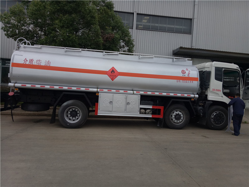 東風天錦小三軸17.58方運油車17.9噸油罐車