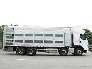 重汽國(guó)六9.6米畜禽運(yùn)輸車(chē)
