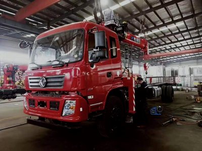 東風(fēng)專底前四后四10噸隨車吊