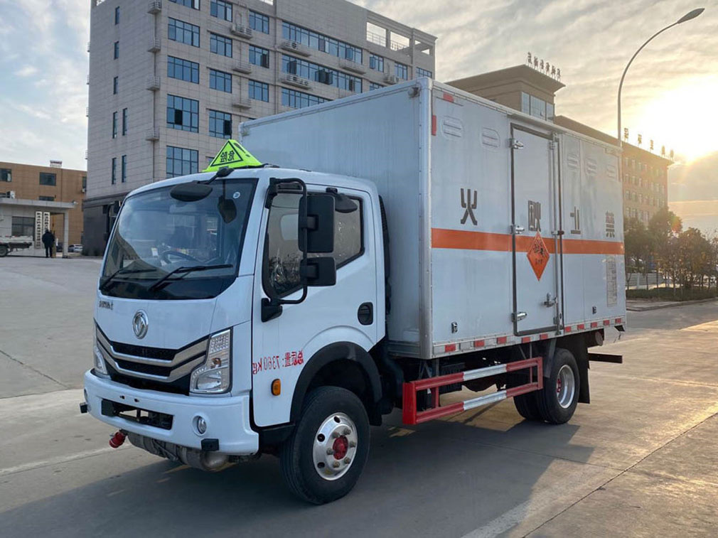 東風4.1米貨廂爆破器材運輸車